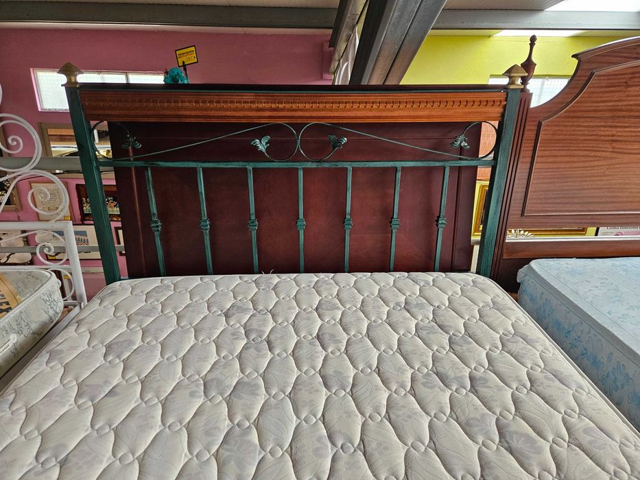 Cama em ferro com acabamento em madeira mais estrado