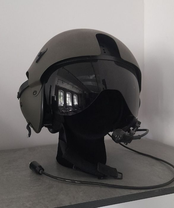 Wojskowy hełm pilota śmigłowca