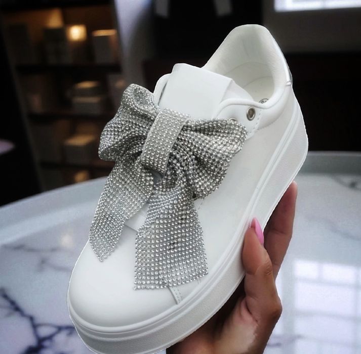 Trampki Sneakersy Na Platformie Zdobione Cyrkoniową Kokardą