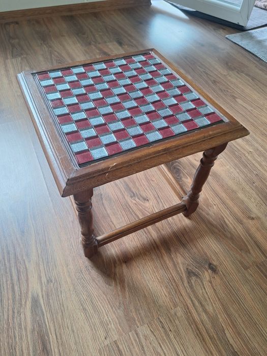 Mały dębowy stolik z szachownicą handmade