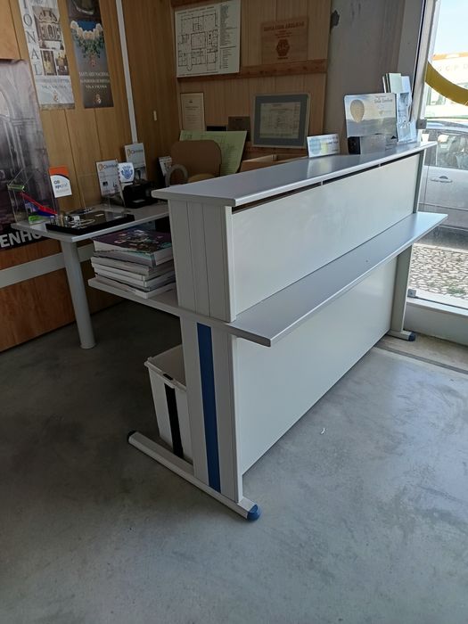 balcão de apoio em madeira lacada