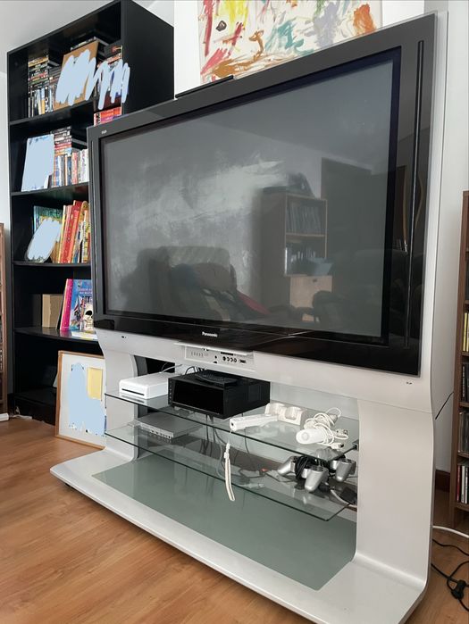 Panasonic Viera com rodinhas e prateleiras