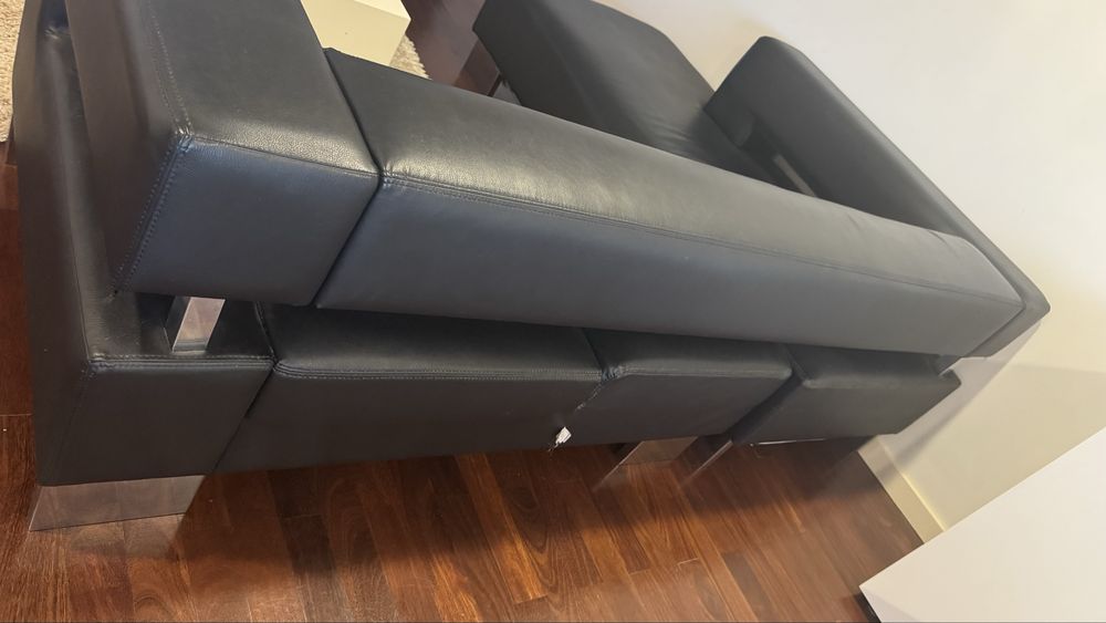 Sofá preto em pele com chaise longue