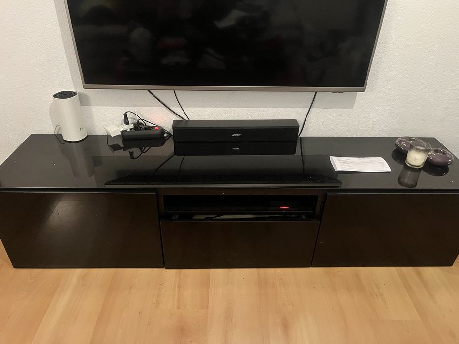 Movel para TV ikea - preto com vidro em cima