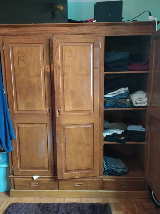 Roupeiro em segunda mão com oferta de mesinha de cabeceira