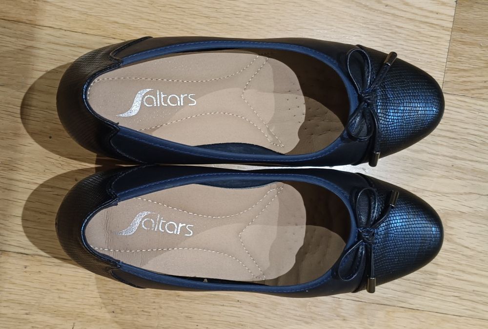 Sapatos made in Portugal com salto medio
