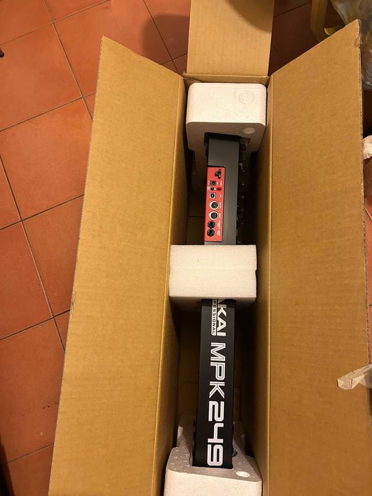 Controlador MIDI Akai MPK249 - NUNCA USADO