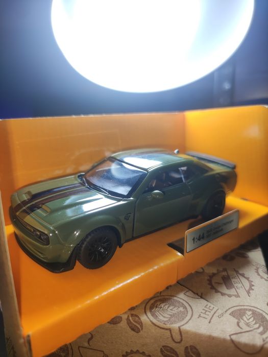 Продам модельку Dodge Challenger SRT 1:44