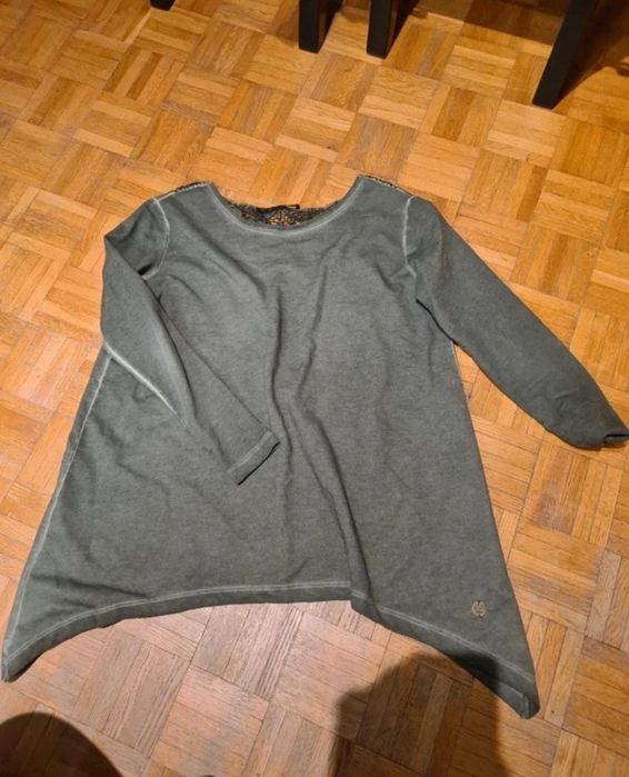 Bluzka z haftem na plecach