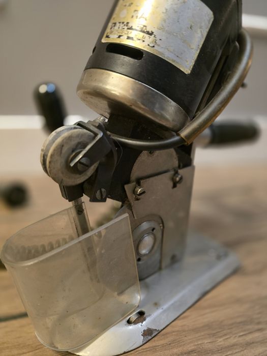 Nóż krawiecki pionowy z ostrzałką Rak-80 sprawny