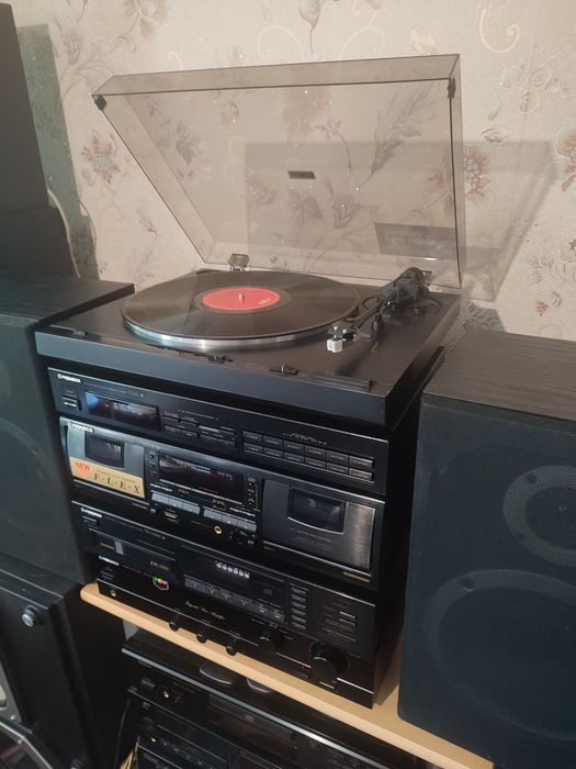 Стойка pioneer с колонками.