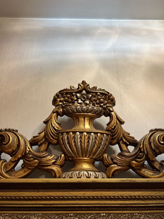 Espelho antigo com coroa e moldura dourada