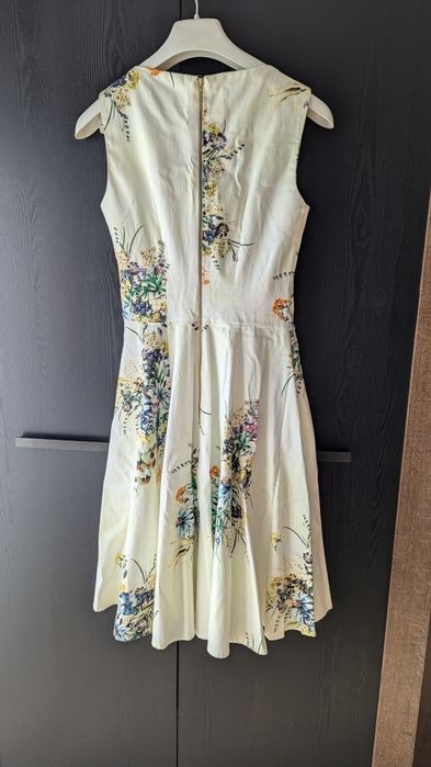 XS Sukienka jasna w kwiaty rozkloszowana delikatna