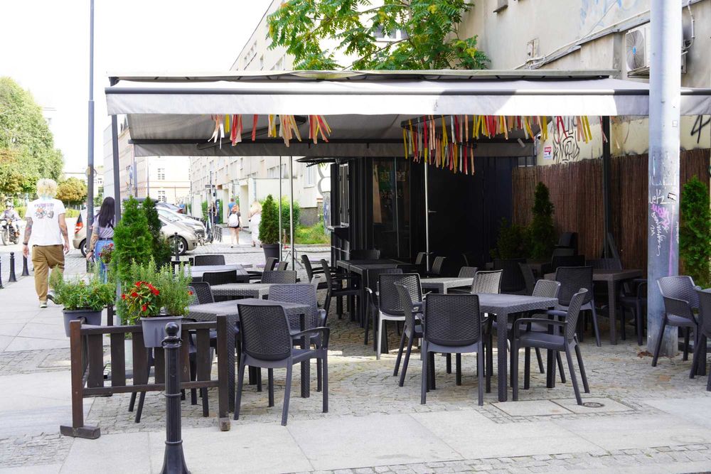 Urządzona restauracja włoska wraz z ogródkiem, przekazanie umowy najmu