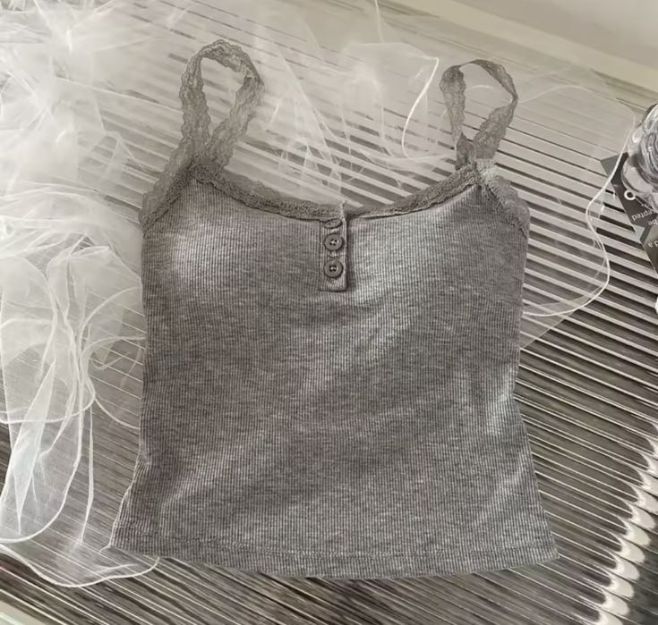 серый топик,майка