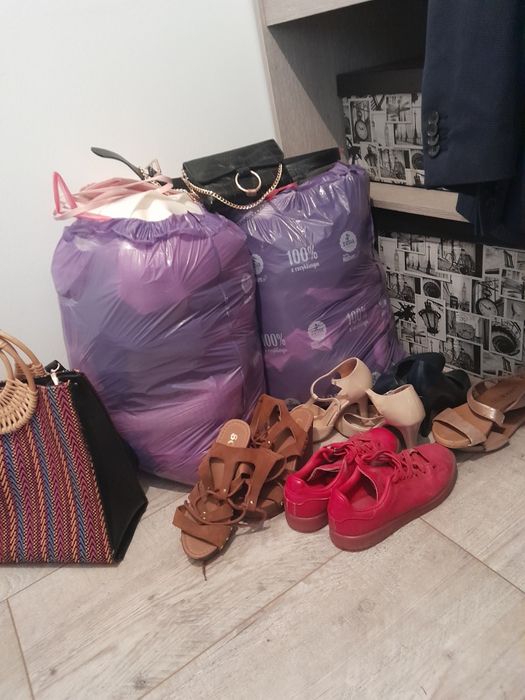Dwa worki ubrań,  buty i torebki