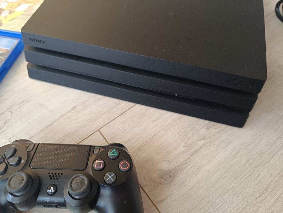 Konsola Ps4 Pro 1tb pad bezprzewodowy 2 gry
