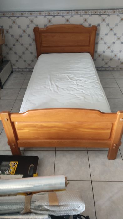 Cama de solteiro pinho mel.