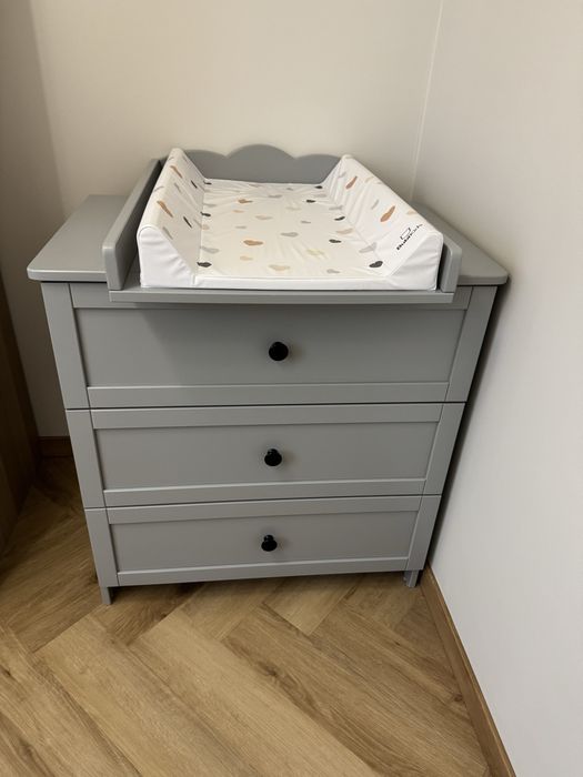 Szara komoda niemowlęca z przewijakiem
