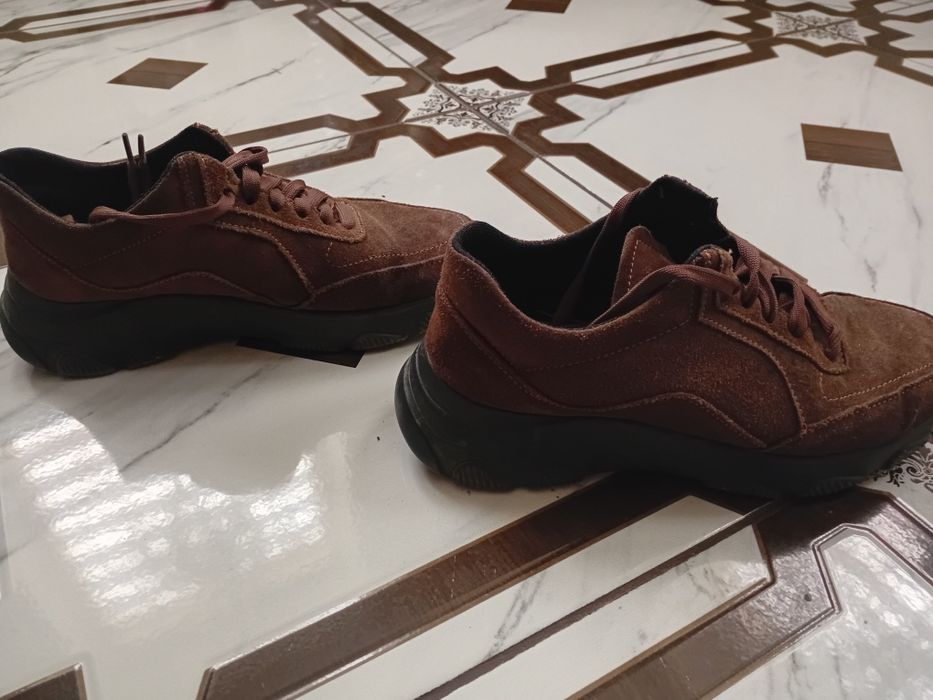 Продам  замшеві кросівки