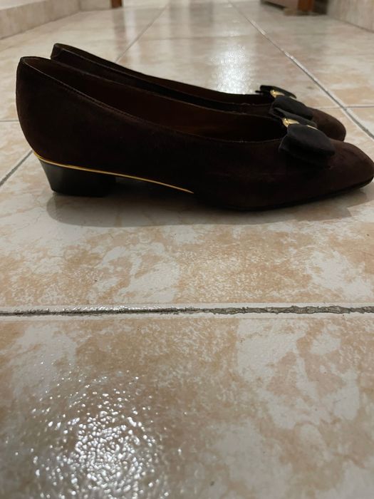 Sapatos castanhos com salto