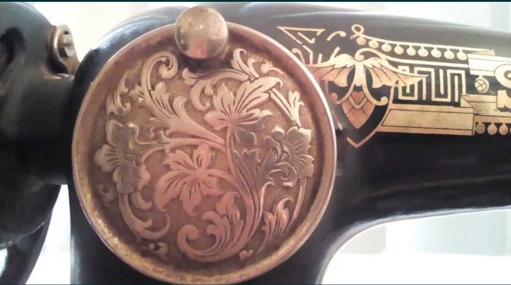 Máquina de costura Singer - lateral retrátil e com móvel incorporado!