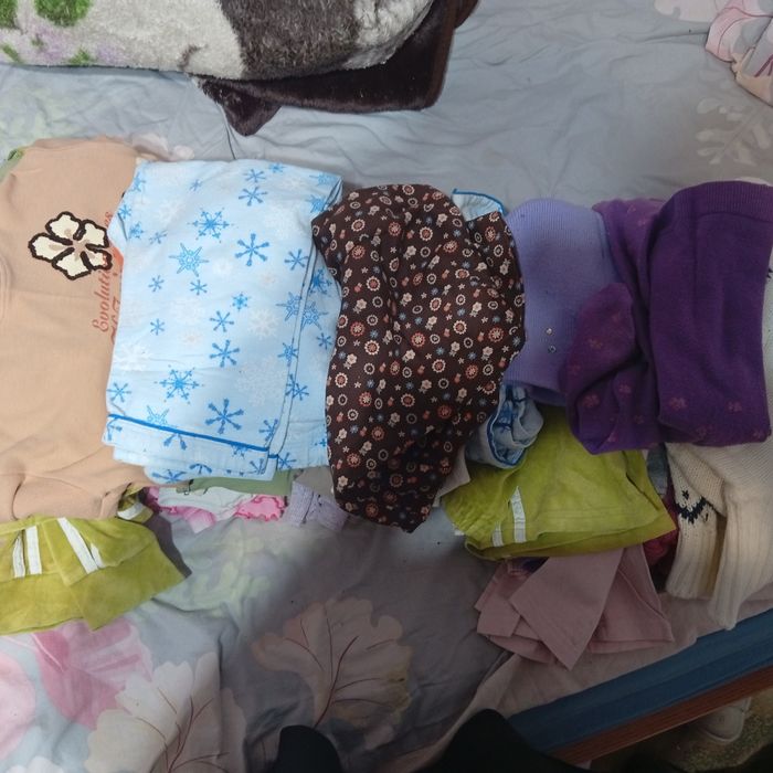 подарую одяг для дівчинки від  3  років