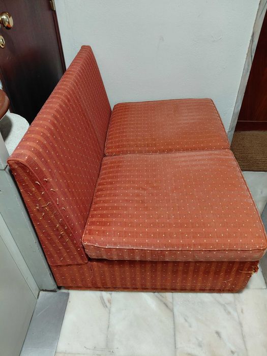 Sofá de dois lugares confortáveis