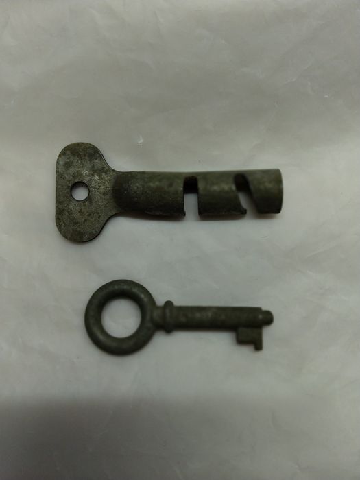 Старі ключі(замок і шафа)