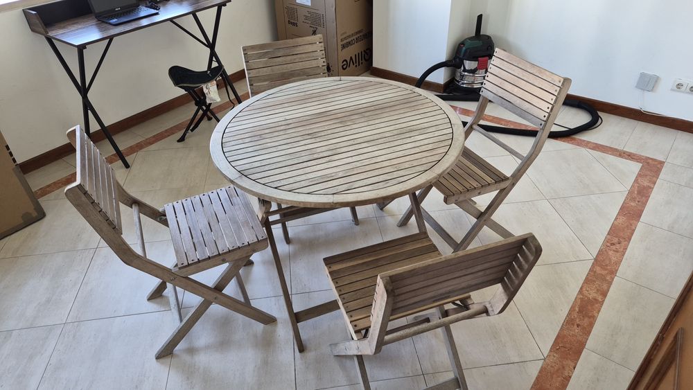 Mesa com 4 cadeiras