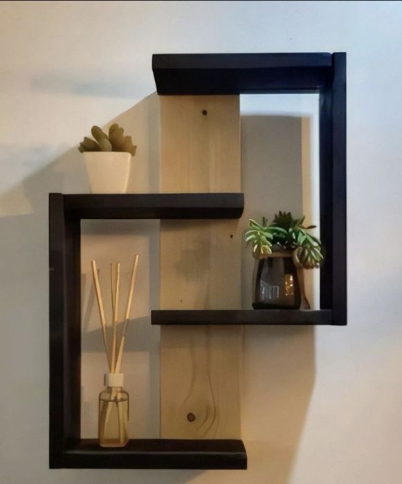 Дерев'яна поличка на стіну