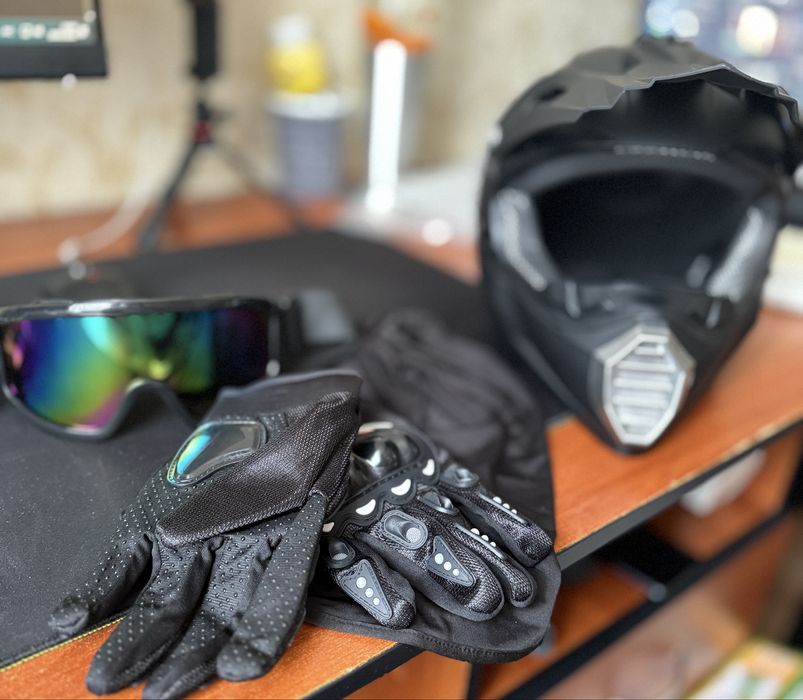 Кросовий шолом у комплекті з окулярами та рукавичками