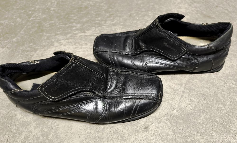 Sapatos tênis sandálias de homem com uso raramente
N 45 pele natural
C