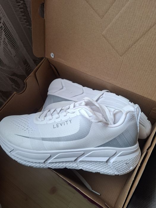 Nowe nieużywane UK Levity lekkie oddychające adidasy  41