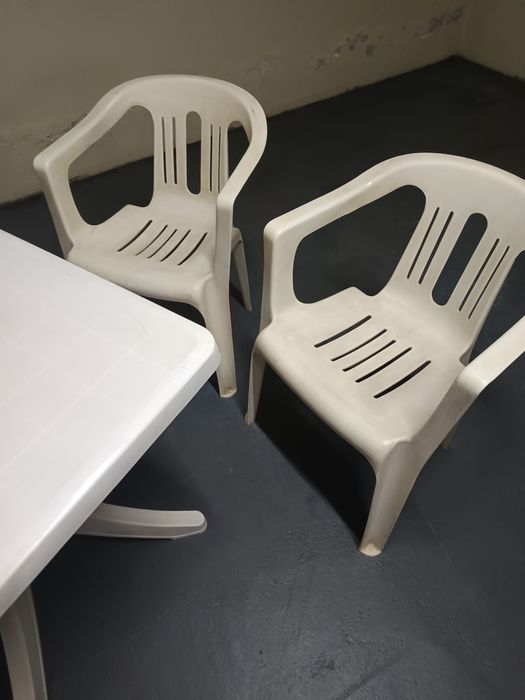 Mesa e duas cadeiras.em bom estado!