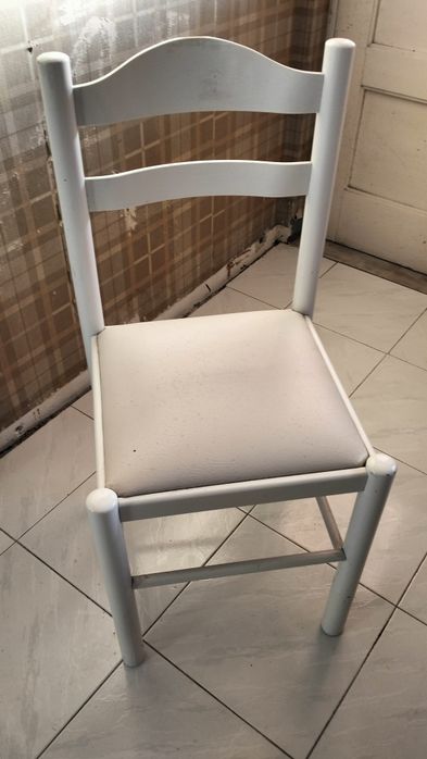 3 Cadeiras e 1 banco em madeira lacada a branco