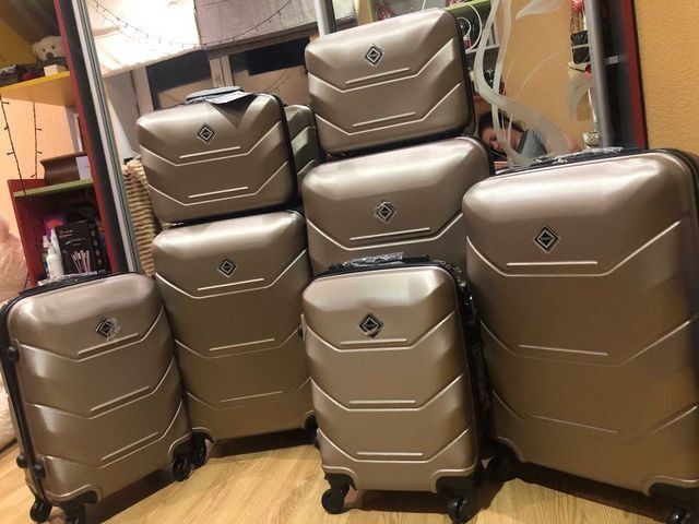 Валіза/чемодан на колесах середня з ABS-пластику,міцна та стійка