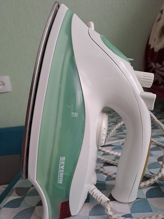 Продам утюг .severin.