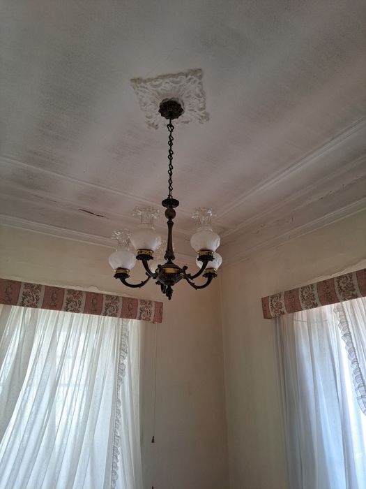 Candeeiros de tecto e mesa de cabeceira