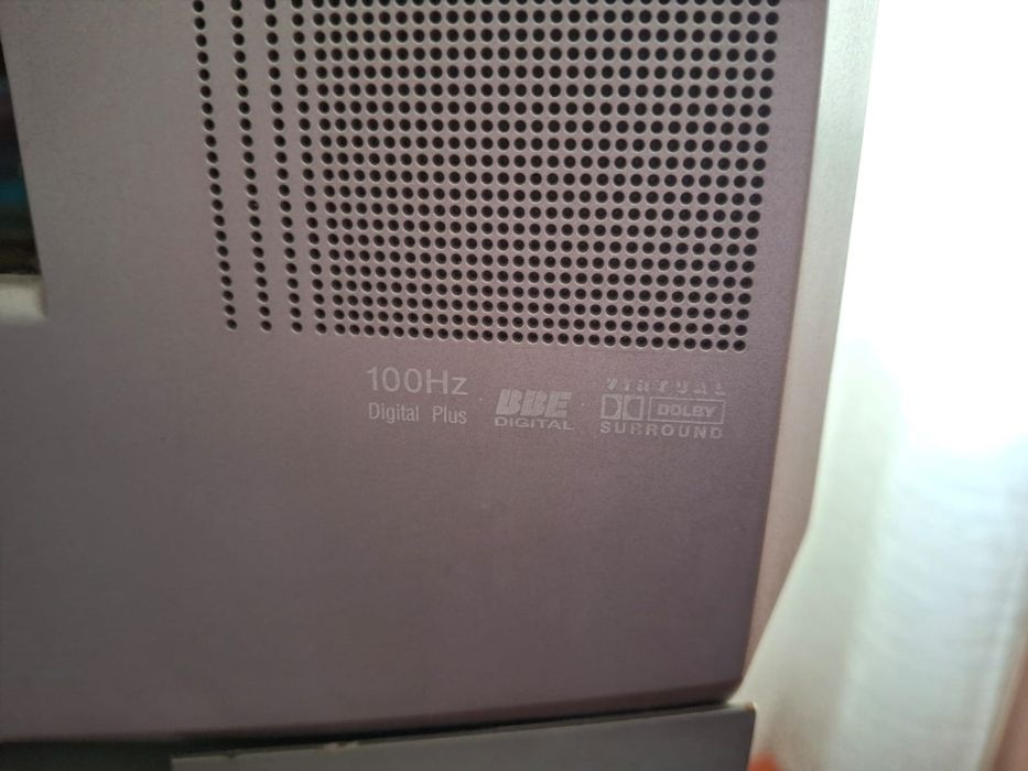 Televisão 26 polegadas  Sony KV-28LS65E com móvel