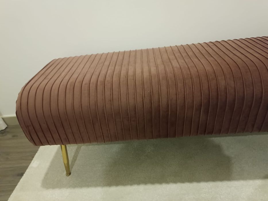 Banqueta  com pés em dourado