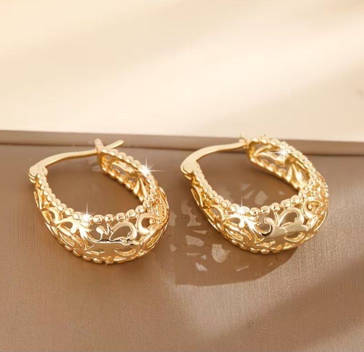 Brincos dourados marca MILAI Jewelry