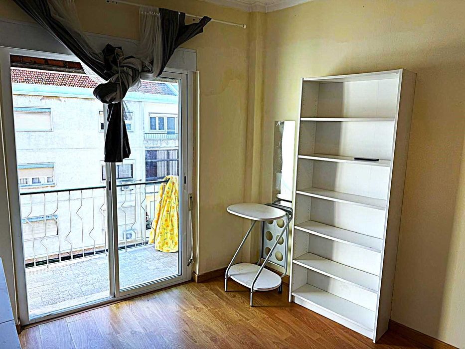 ARRENDO QUARTO EM AMORA