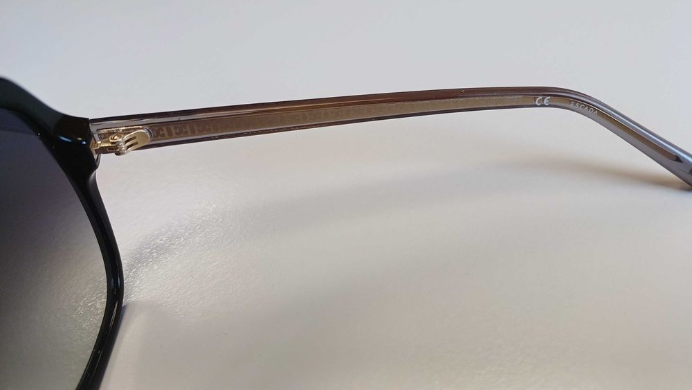 Óculos de Sol com caixa da marca ESCADA