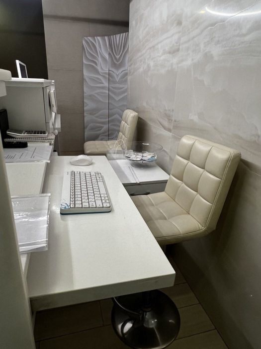 Стійка рецепції для двох адміністраторів