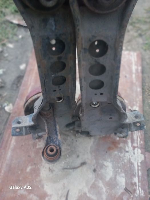 Mitsubishi Lancer ступиця в зборіз ричагом права і ліва вробочому стан