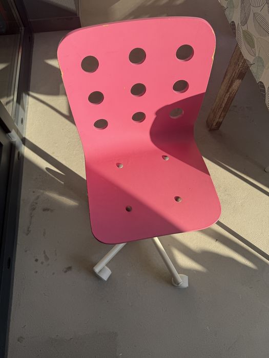Cadeira rosa com rodas ikea