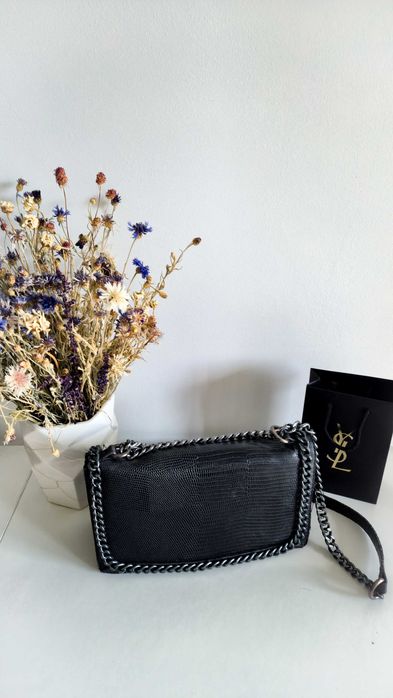 Czarna torebka Reserved w stylu Channel