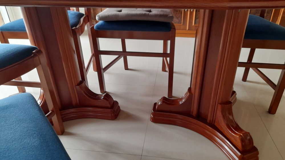 Mesa em cerejeira oval como nova.Com 8 cadeiras .