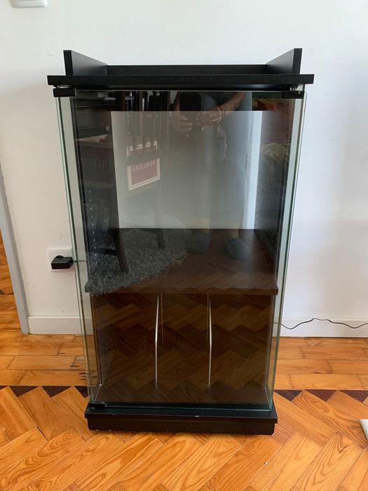 Móvel preto com porta de vidro